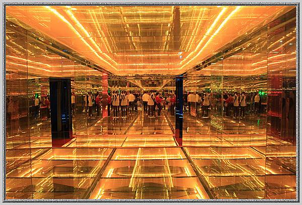 台灣玻璃博物館-黃金隧道