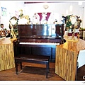 餐廳裡的鋼琴