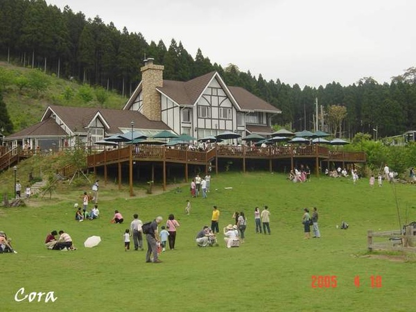 山上人家主建築和大草皮