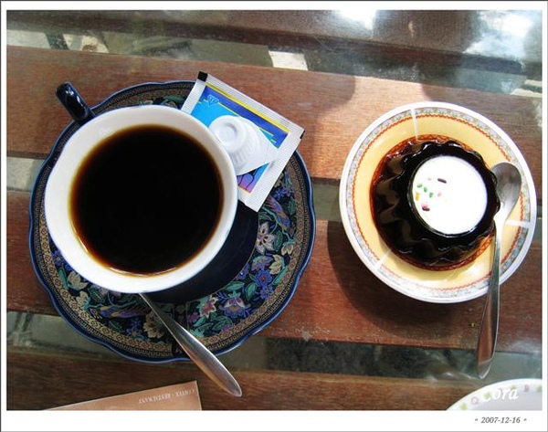 另外加點的咖啡和餐後附的咖啡凍