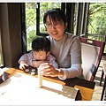 媽媽和阿寬一國，和毛比賽堆象棋
