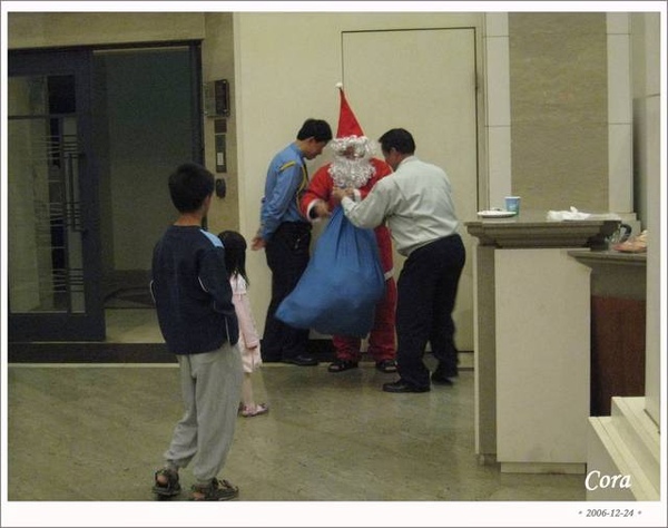 耶誕老公公出現了