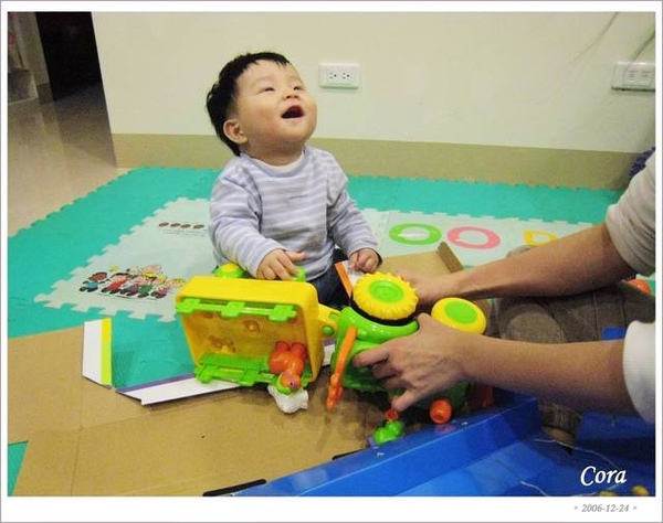 開心的打拍子又陶醉的搖頭晃腦的寬