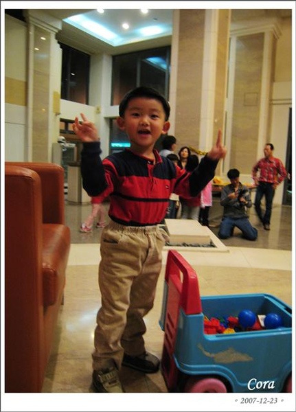 晚會還沒開始，先玩積木車