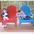 兩個小朋友最喜歡的椅子，每次看到都一定要上次坐一下