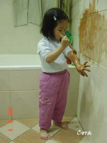 吼～說是要把手塗成手套，你阿娘真的很會洗衣服哩