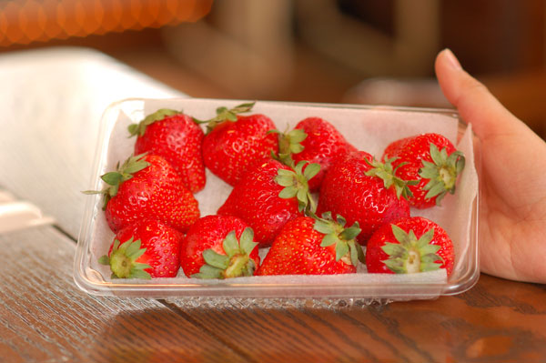 昨天晚上在水果攤買的~~~又大又甜的草莓