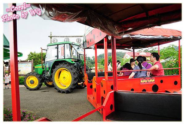 搭遊園車躲雨去