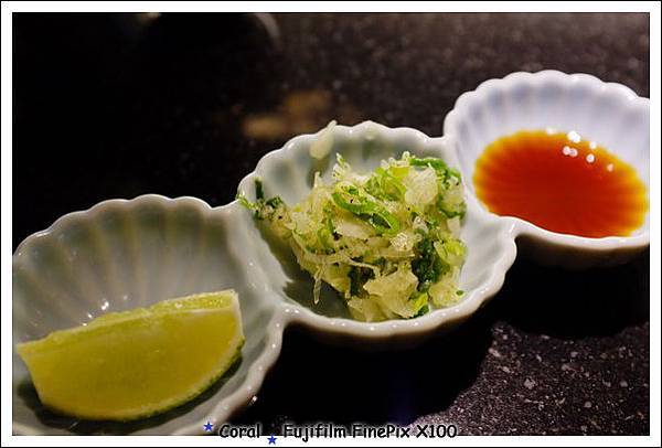 小碟子放了燒肉沾將