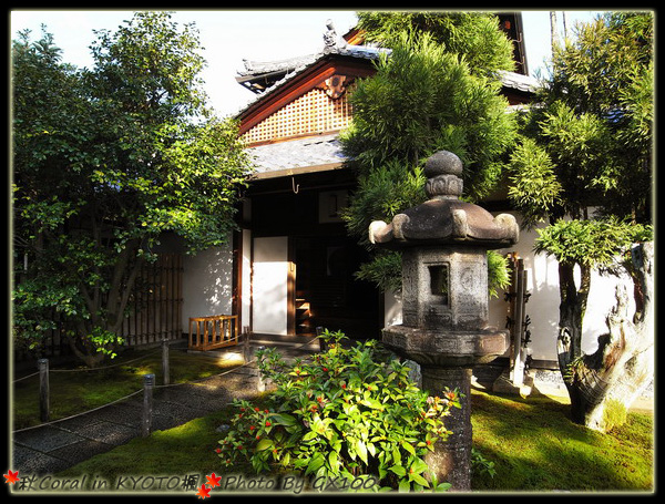 她們走進屋內