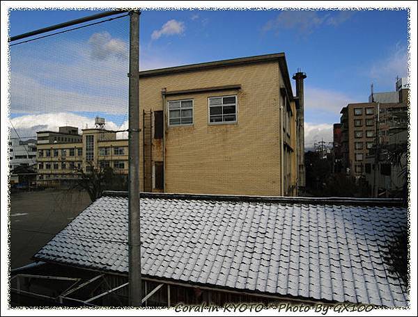 吼啦~~~看!!對面的屋頂積雪囉!!