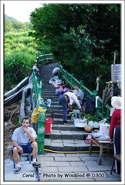 青山步道路口很多攤販