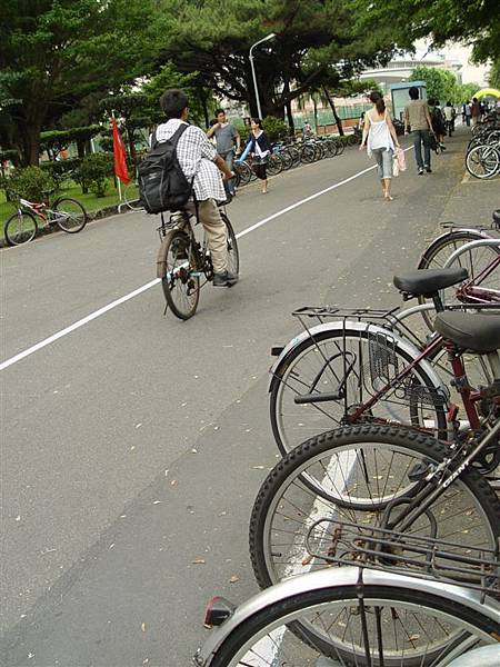 美女走遠了。腳踏車男奮力追上