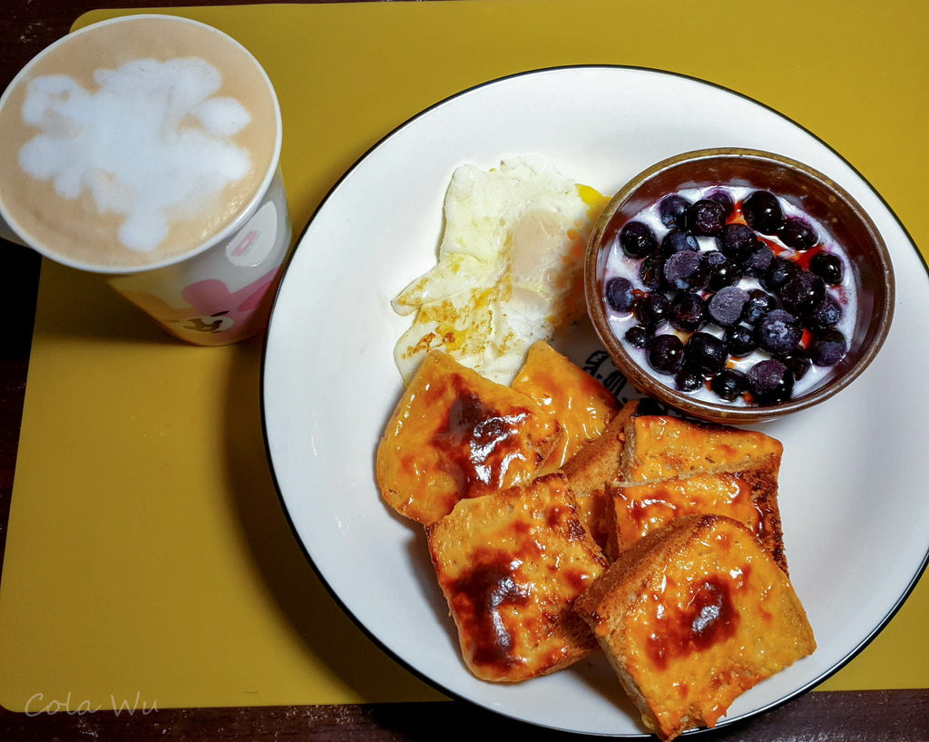 托斯卡尼吐司+蜂蜜藍莓優格+熱拿鐵，早午餐.jpg