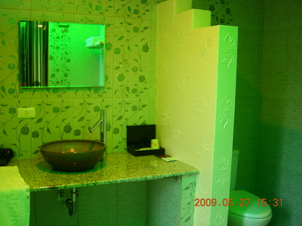 散發綠光的廁所