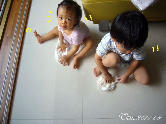 (3Y3M)玩水樂-兩名童工擦地板