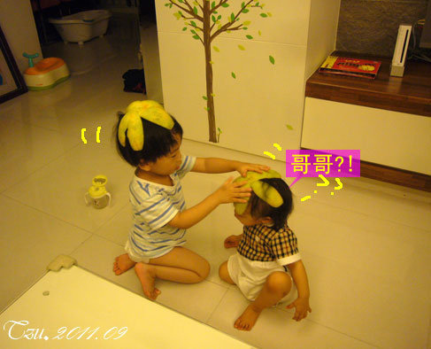 (3Y3M)兩小隻吃柚子02-寶寶幫妹妹戴帽子