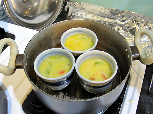 用蔬菜湯來蒸蛋