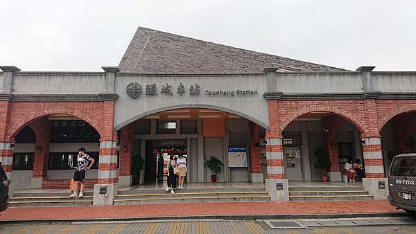 頭城車站 頭城老街 老街懷舊食堂 阿宗芋冰城 烏石環礁湖步道 新協珍餅店 頭城文創園區 小資夫妻夢想執行家