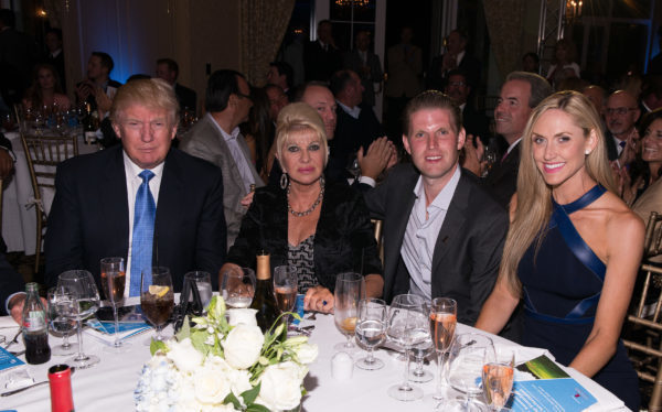 川普和前妻Ivana Trump（左二）、兒子Eric Trump（左三）在一次活動上