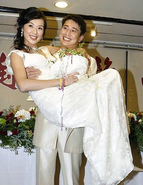 王靜瑩2005年控訴陳威陶對她家暴，結婚9個月以來就被打了7次，就連生產前還對她動粗