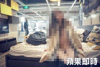 裸拍女子在IKEA店家陳設的家具區脫光拍照