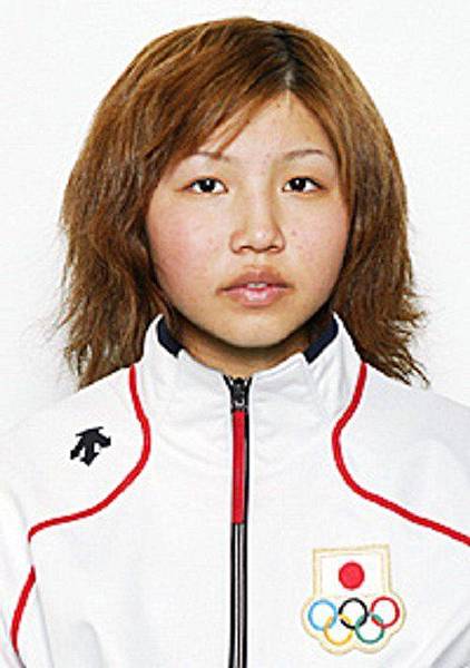 18 歲的今井夢露參加了 2006 年杜林冬季奧運，卻因比賽失利而慘遭淘汰