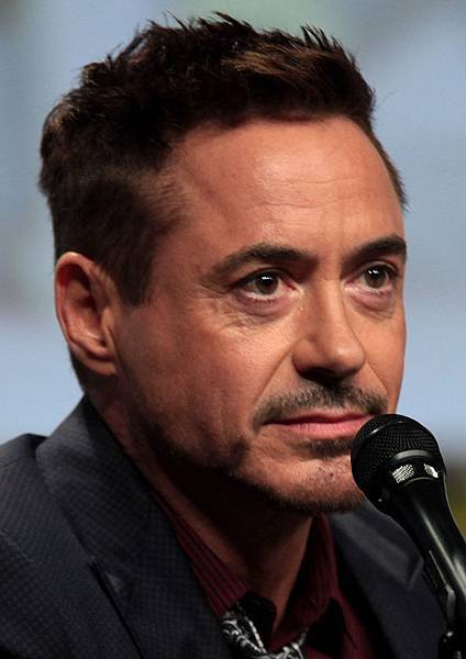 800px-Robert_Downey_Jr_2014_Comic_Con_(cropped)