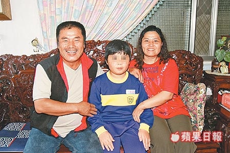 雷洪（左）2年前參選村長時，曾與最小的小老婆、小兒子亮相拉票。