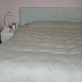 原本的床頭櫃是克難來的，用ikea的長板子墊上鋪棉再包層布