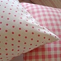 粉紅點點格紋雙面用抱枕
