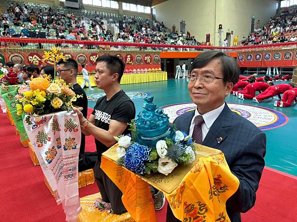 ★李永然律師前往基隆體育館，參加孔雀明王祈福法會，為台灣與世