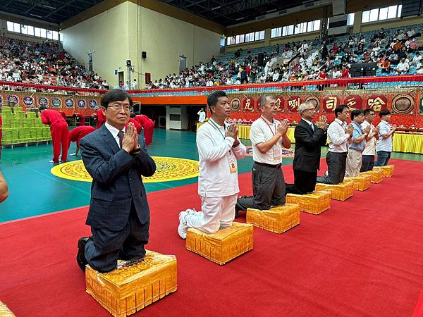 ★李永然律師前往基隆體育館，參加孔雀明王祈福法會，為台灣與世