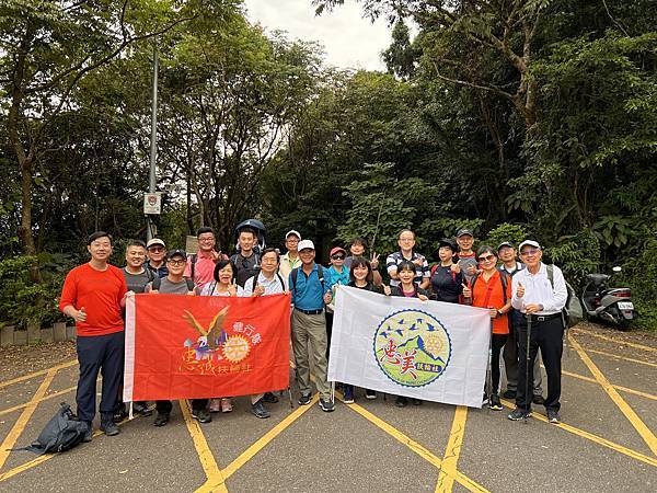 ★李永然律師參加忠誠扶輪社健行隊活動，自台北小溪頭、白石屋走