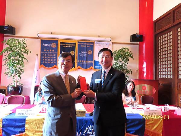 李永然律師出席忠誠、忠美扶輪社兩社聯合例會,會中邀請張育美