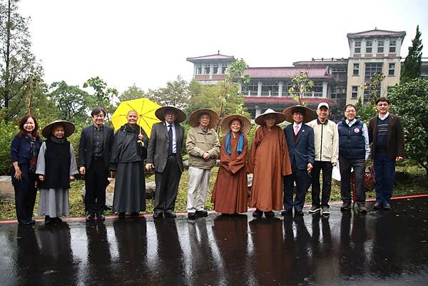 ★李永然律師前往華梵大學出席董事會，會後並與董事長等人共同種