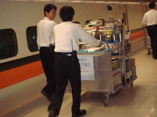 03.餐車，在高鐵上是由美麗的車廂小姐服務低~.JPG