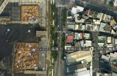Google_Earth 5.0-高雄市的小巨蛋地點,但是圖資似乎有點老舊,圖像中的小巨蛋與漢神巨蛋百貨仍然興建中的狀態.jpg Google_Earth 5.0-高雄市的小巨蛋地點,但是圖資似乎有點老舊,圖像中的小巨蛋與漢神巨蛋百貨仍然興建中的狀態.jpg