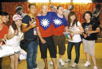 2009台北聽奧-台北聽奧順利閉幕,穿著國旗裝的外籍選手,成了民眾合影的焦點,台灣藉著聽奧,也贏得了友誼。.JPG 2009台北聽奧-台北聽奧順利閉幕,穿著國旗裝的外籍選手,成了民眾合影的焦點,台灣藉著聽奧,也贏得了友誼。.JPG