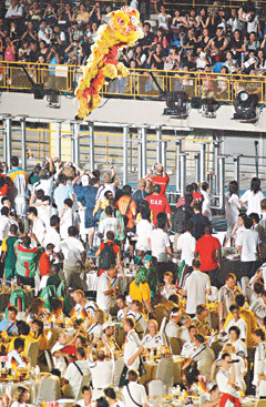 2009台北聽奧-鴻勝醒獅團昨晚在聽奧閉幕典禮中的精采表演,吸引享用「辦桌」的選手圍觀。.jpg 2009台北聽奧-鴻勝醒獅團昨晚在聽奧閉幕典禮中的精采表演,吸引享用「辦桌」的選手圍觀。.jpg