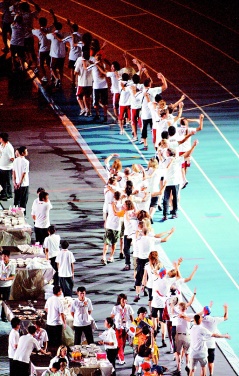 2009台北聽奧-聽奧閉幕昨晚在田徑場中央辦桌,外國選手一個接一個排成一列為活動暖場。.JPG 2009台北聽奧-聽奧閉幕昨晚在田徑場中央辦桌,外國選手一個接一個排成一列為活動暖場。.JPG