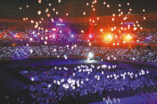 2009高雄世運閉幕典禮,祈福天燈冉冉上升,在夜色中顯得格外璀璨動人。.jpg 2009高雄世運閉幕典禮,祈福天燈冉冉上升,在夜色中顯得格外璀璨動人。.jpg
