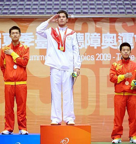 2009台北聽奧-中華台北聽奧代表隊桌球選手溫智璇(中)14日在台北聽奧桌球男單項目中,勇奪金牌頒獎後,升旗時向會旗行舉手禮。.jpg 2009台北聽奧-中華台北聽奧代表隊桌球選手溫智璇(中)14日在台北聽奧桌球男單項目中,勇奪金牌頒獎後,升旗時向會旗行舉手禮。.jpg