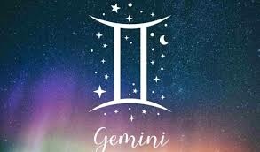 雙子座女生的多面性格：智慧、活力與社交的全方位展現