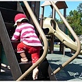 9/8 自己爬高高去溜滑梯喔~ 很陡的階梯呢!
