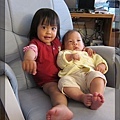 5/6 陳小牛現在比較會抱弟弟了