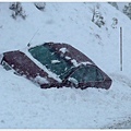 呃...不幸卡在雪裡的車