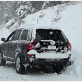 呃...不幸卡在雪裡的車 (2)