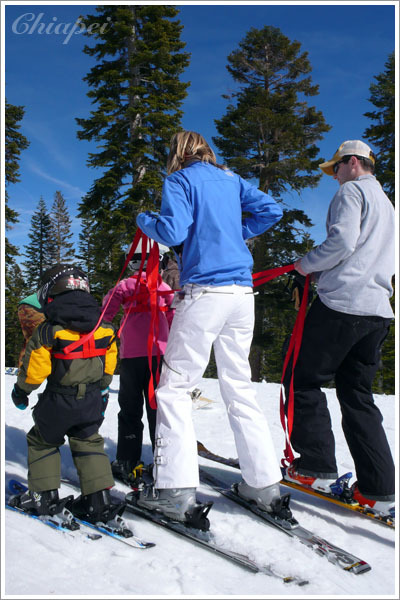 爸爸媽媽帶小朋友滑雪