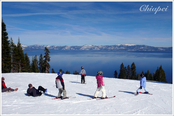 看小朋友滑雪很有趣